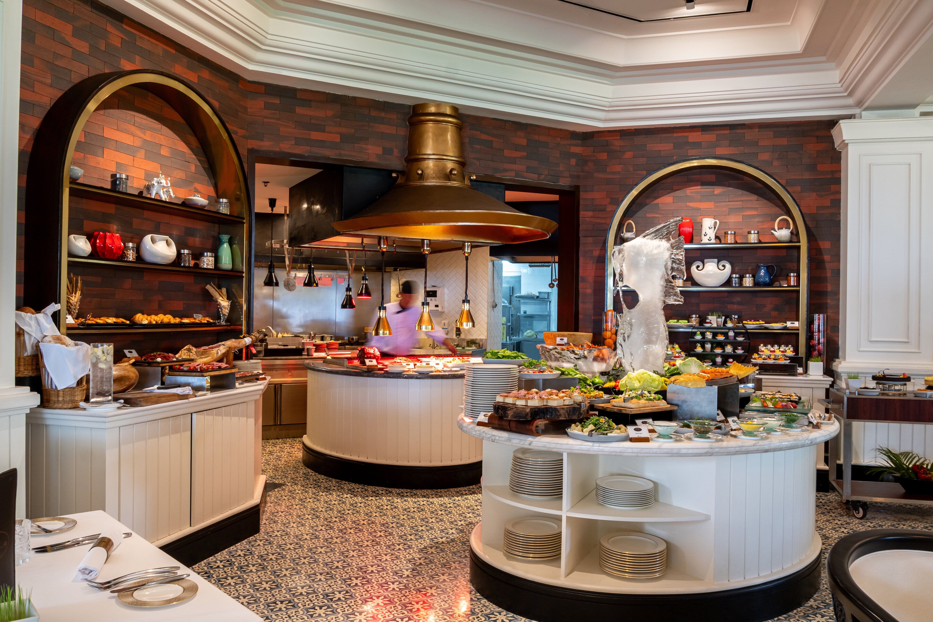 4 restaurants, lunch, dinner served; international cuisine