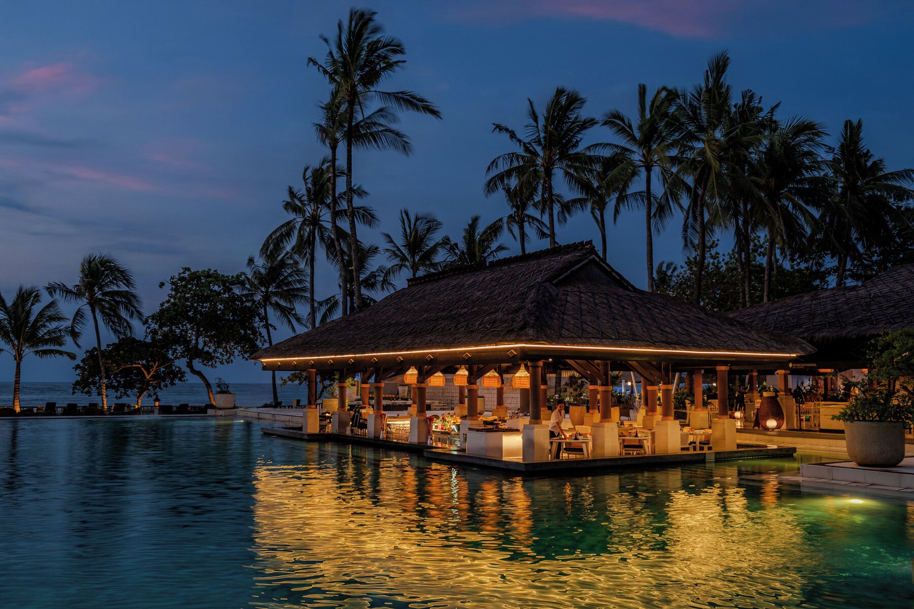 4 restaurants; lunch and dinner served