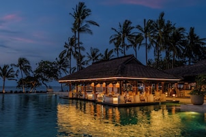 4 restaurants, lunch, dinner served; international cuisine