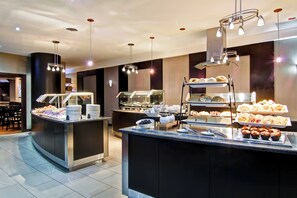 3 restaurantes, se sirve desayuno 