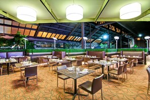 3 restaurants, breakfast served