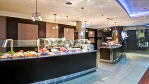 Un espace buffet proposant une variété de plats et doté d’un aménagement intérieur moderne.