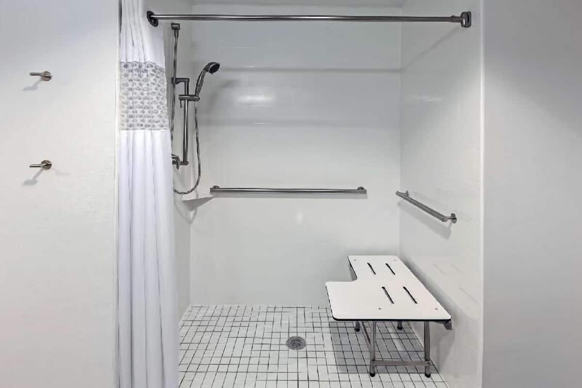 Baño | Tina con regadera y regadera con hidromasaje