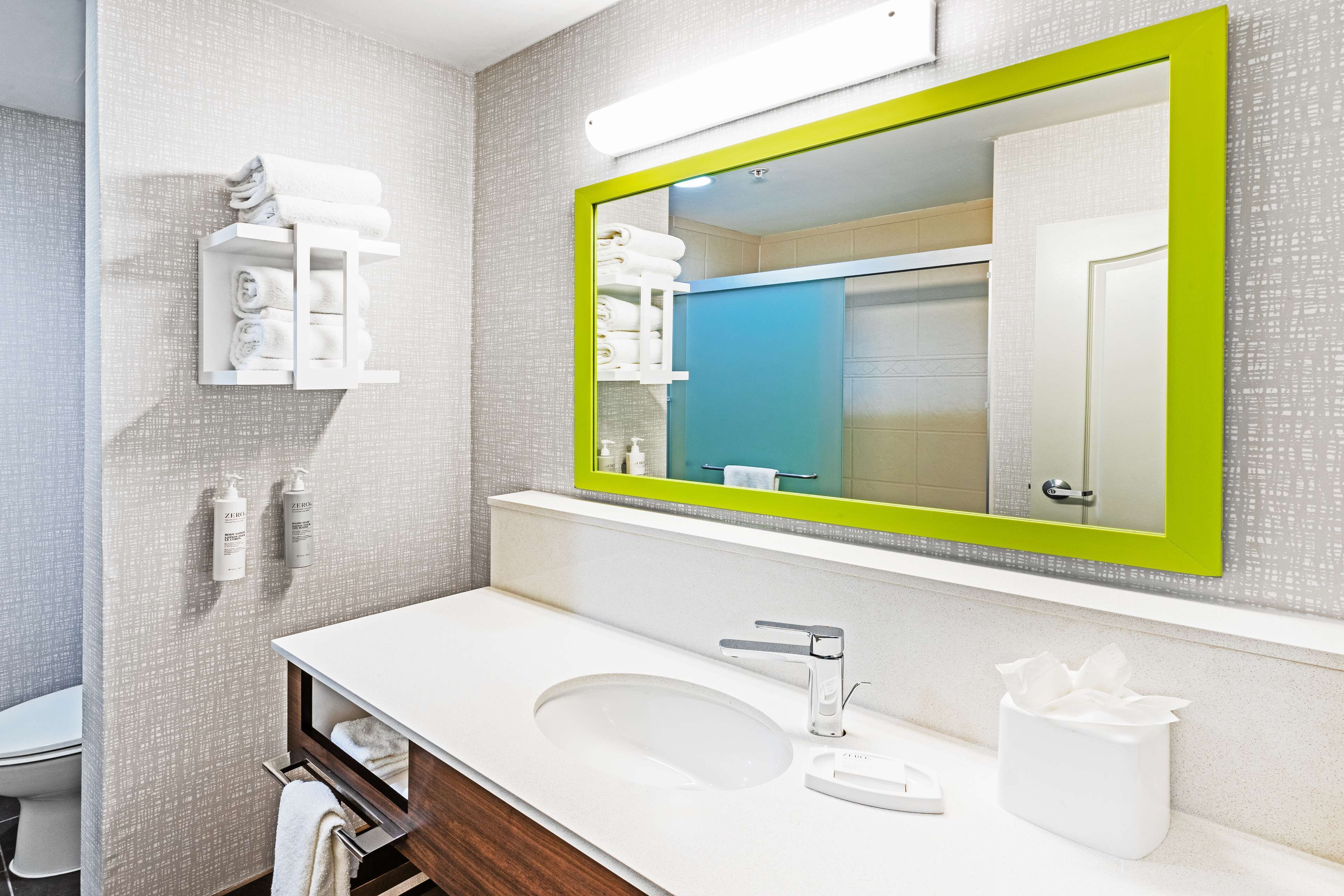 combined shower/bathtub, hydromassage showerhead, designer toiletries