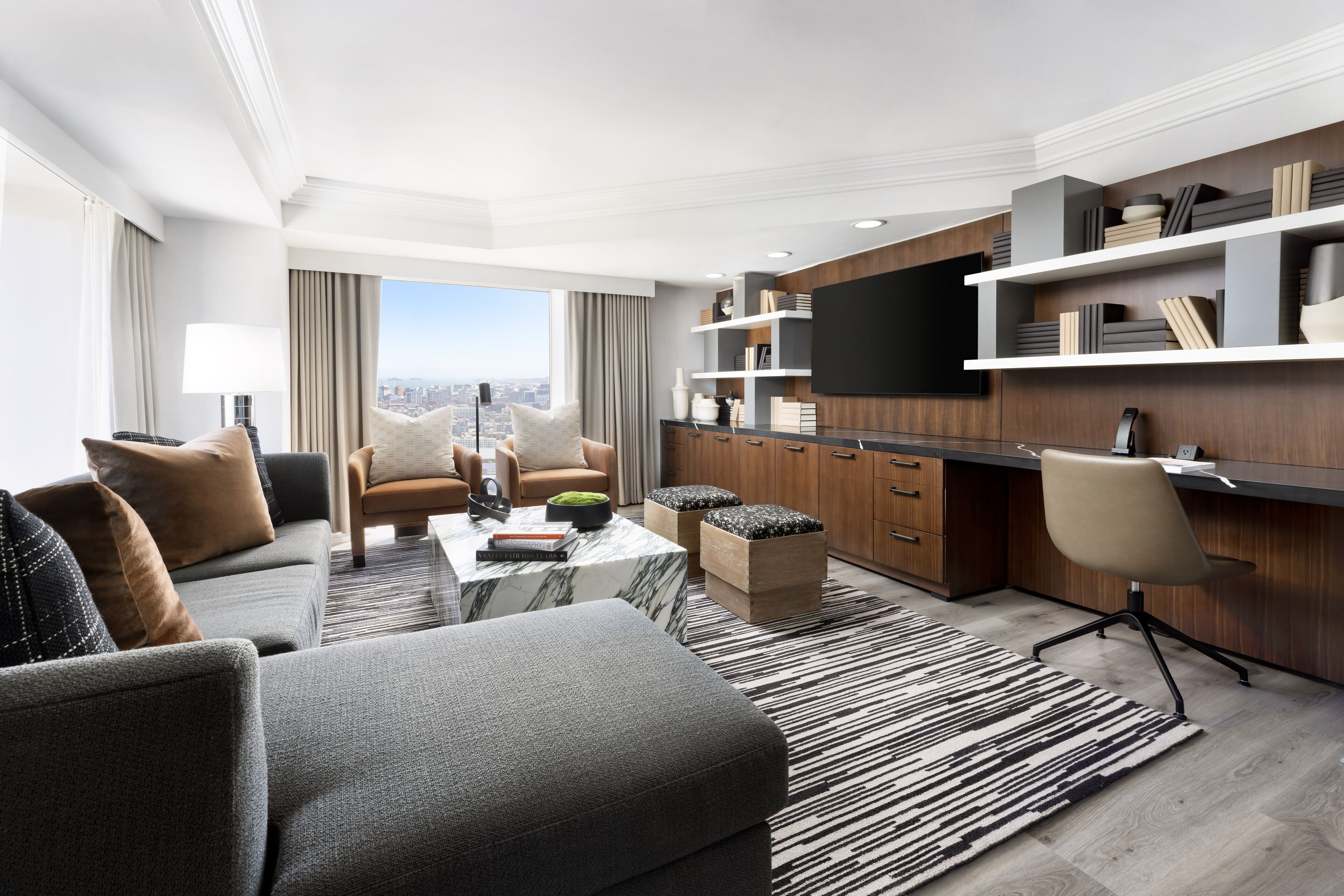 프레지덴셜 스위트, 침실 1개 | 거실 공간 | 케이블 채널 시청이 가능한 55인치 평면 TV, TV, 유료 영화