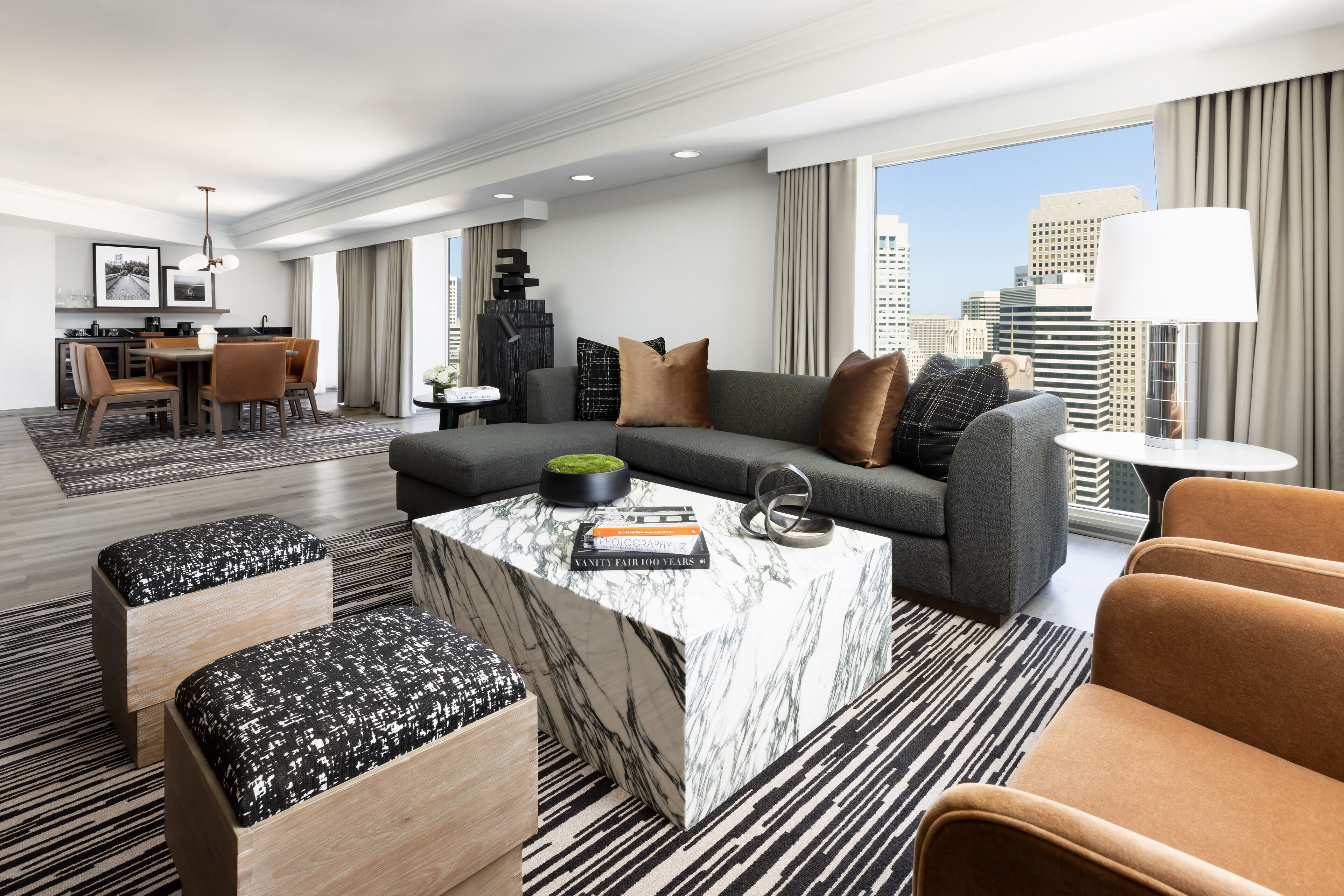 Presidential-Suite, 1 Schlafzimmer | Wohnbereich | 55-Zoll-Flachbildfernseher mit Kabelempfang, Fernseher, Pay-TV