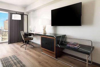 Hypo-allergenic bedding, down comforters, in-room safe, desk at Hyatt Regency San Francisco Downtown SOMA   