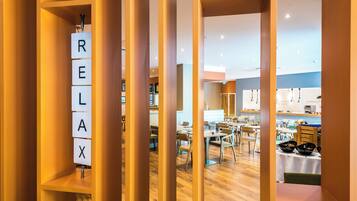 Decoração moderna com divisórias de madeira e uma placa visível com a palavra 'RELAX'.