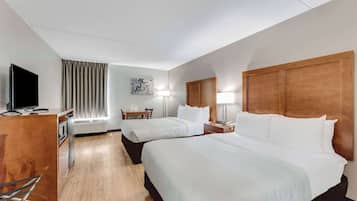 Escritorio, cortinas blackout y tabla de planchar con plancha