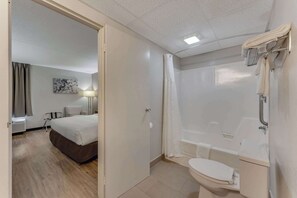 Suite, 1 cama King size, para no fumadores | Escritorio, cortinas blackout y tabla de planchar con plancha 