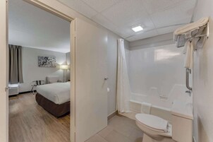 Escritorio, cortinas blackout y tabla de planchar con plancha 