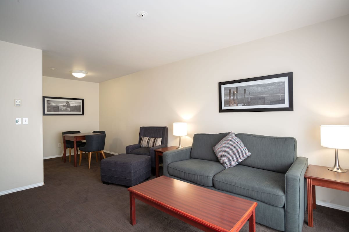 Caja de seguridad en la habitación y escritorio