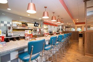 供应早餐、午餐和晚餐，美洲菜