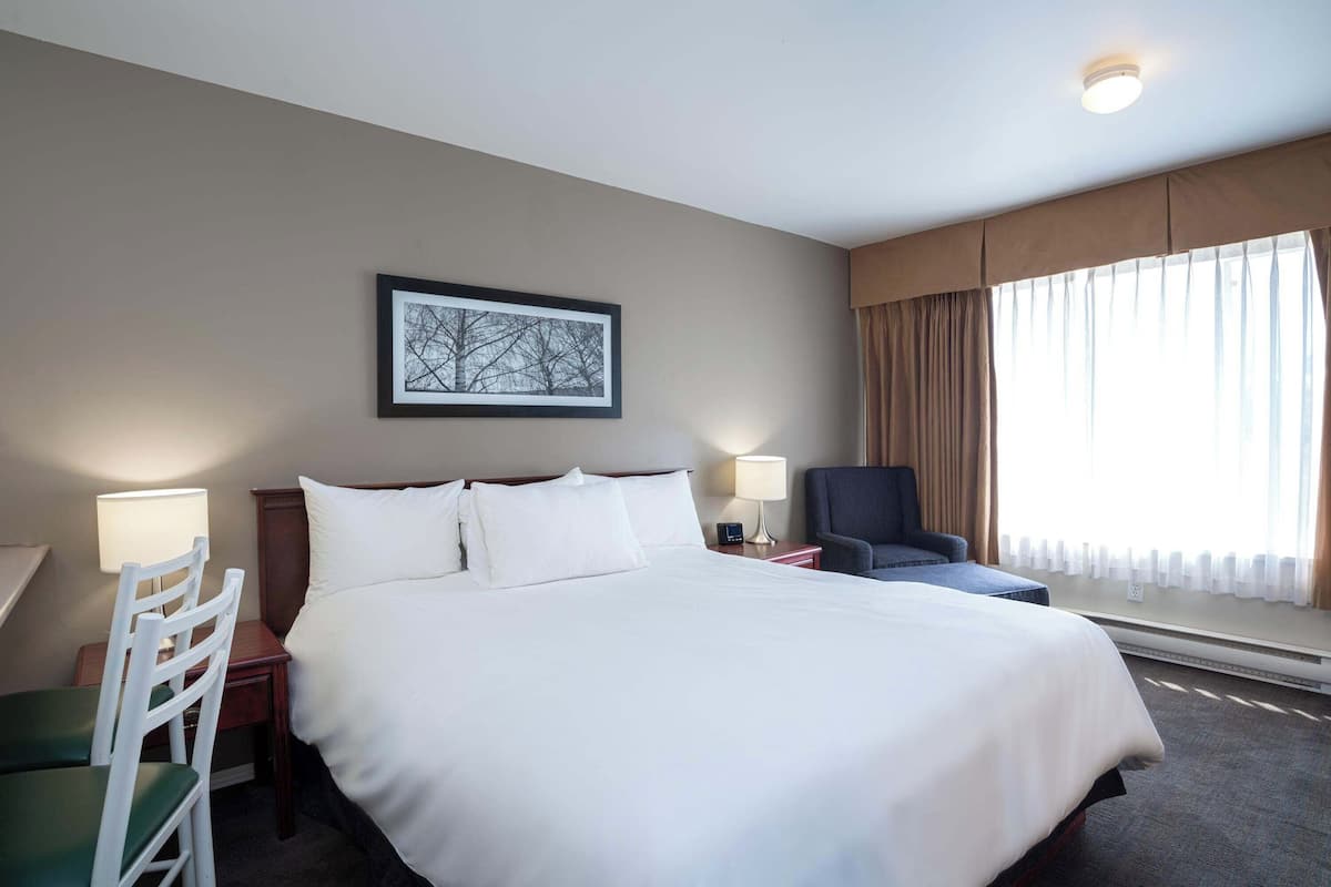 In-room safe, desk, laptop workspace, blackout drapes