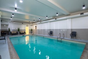 Kolam renang indoor