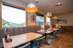 Breakfast, lunch, dinner served; American cuisine  - Sandman Hotel & Suites Williams Lake (Williams Lake)