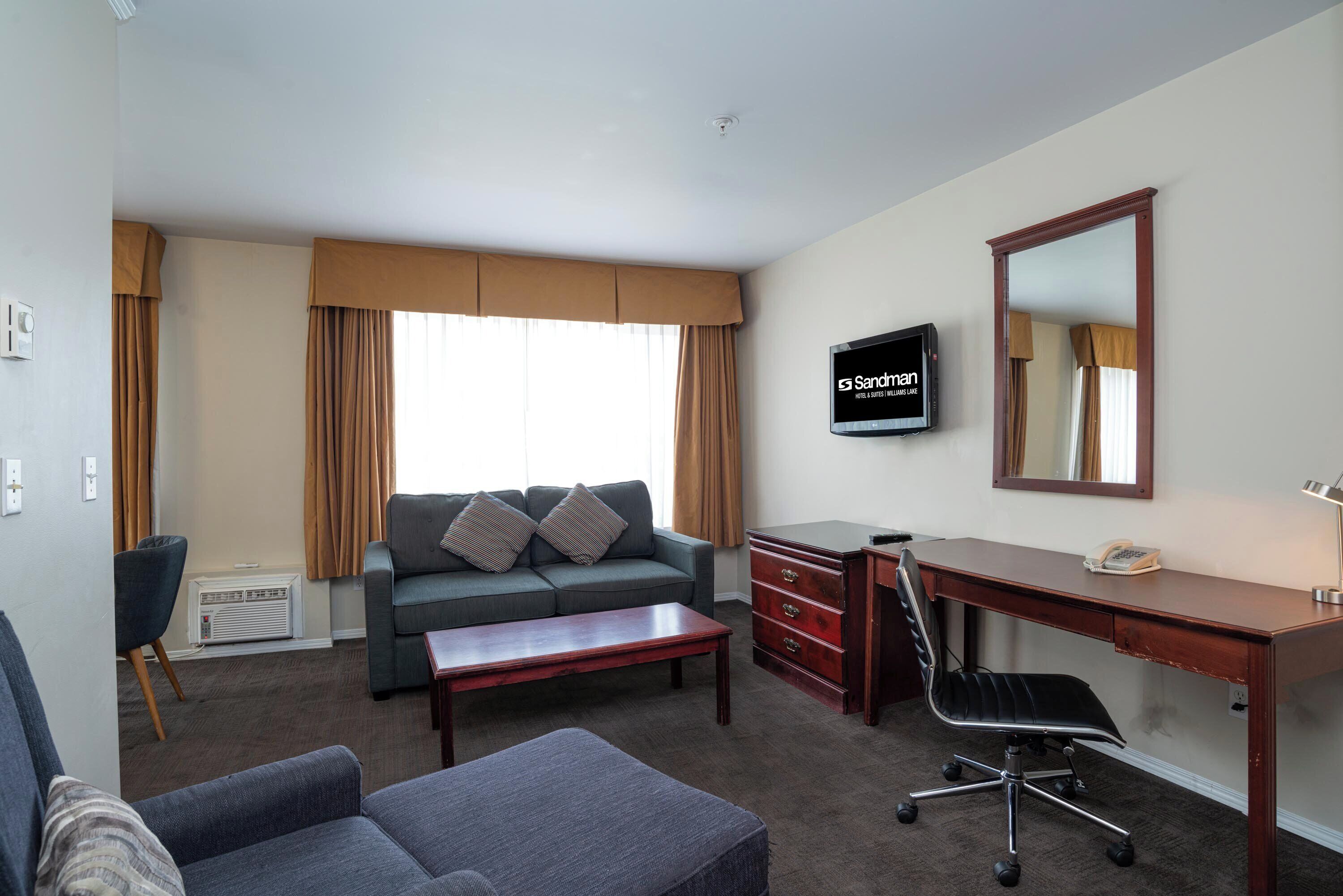 2 Bedroom Suite, 1 King, 1 Queen, Sofa Bed, Kitchen | Caja de seguridad en la habitación y escritorio 