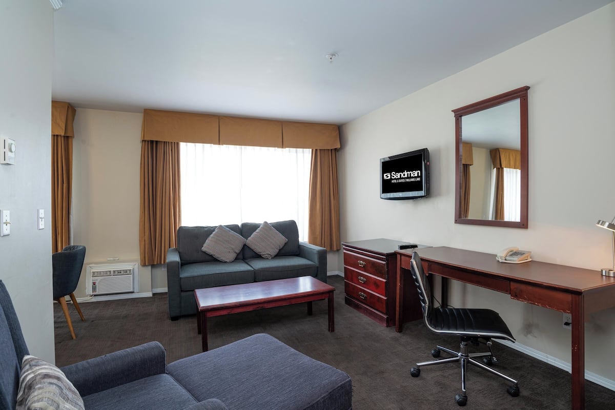 2 Bedroom Suite, 1 King, 1 Queen, Sofa Bed, Kitchen | Caja de seguridad en la habitación y escritorio