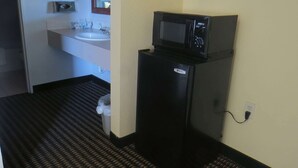 Desk, iron/ironing board, free WiFi, alarm clocks - Travelodge by Wyndham Stratton (Stratton)