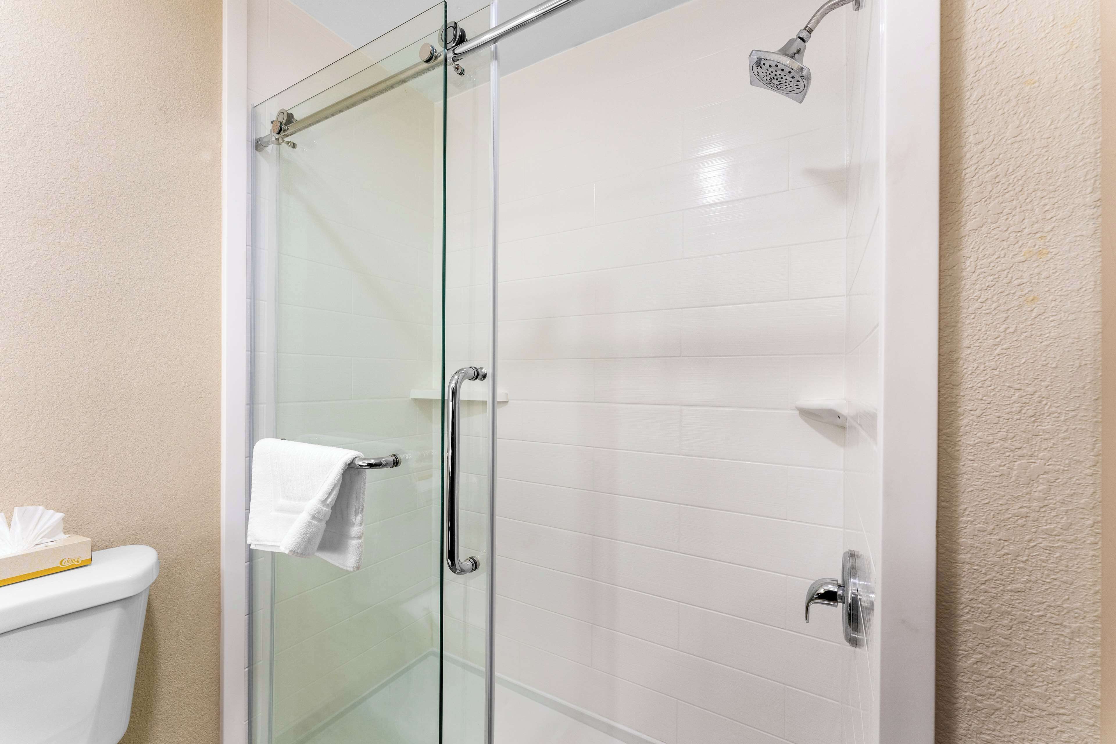 Amenidades de baño gratuitas, secadora de cabello, pantuflas, toallas 