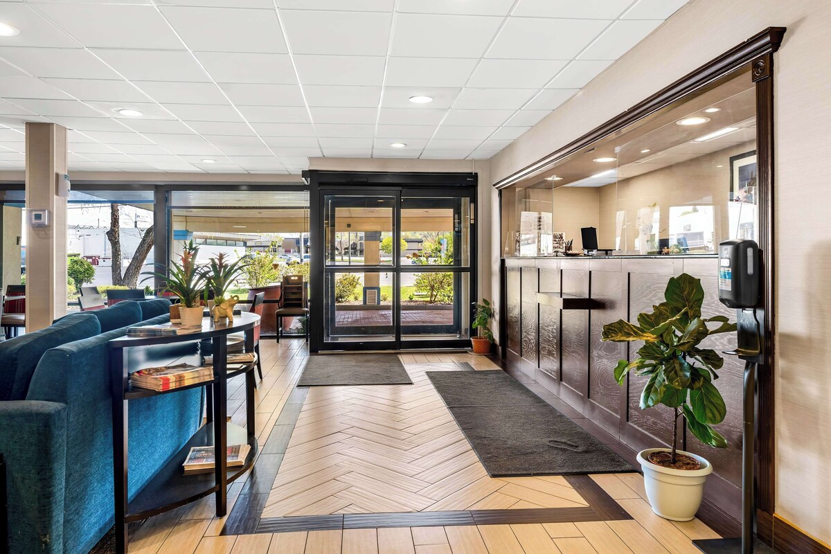 Kutztown SureStay Plus by Best Western Reading North Hotel room