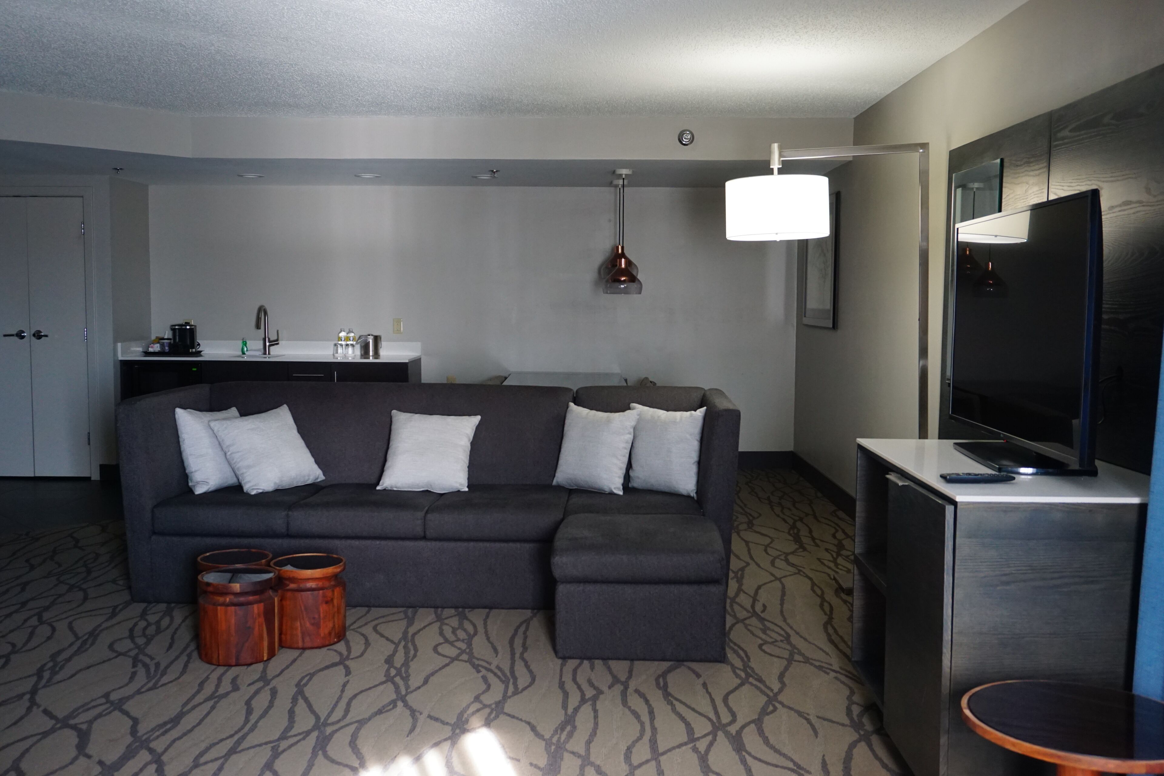 executive room, 1 king bed, non smoking, marina view (w/ bathtub) | living area | 36-inch flat-screen tv with cable channels, tv