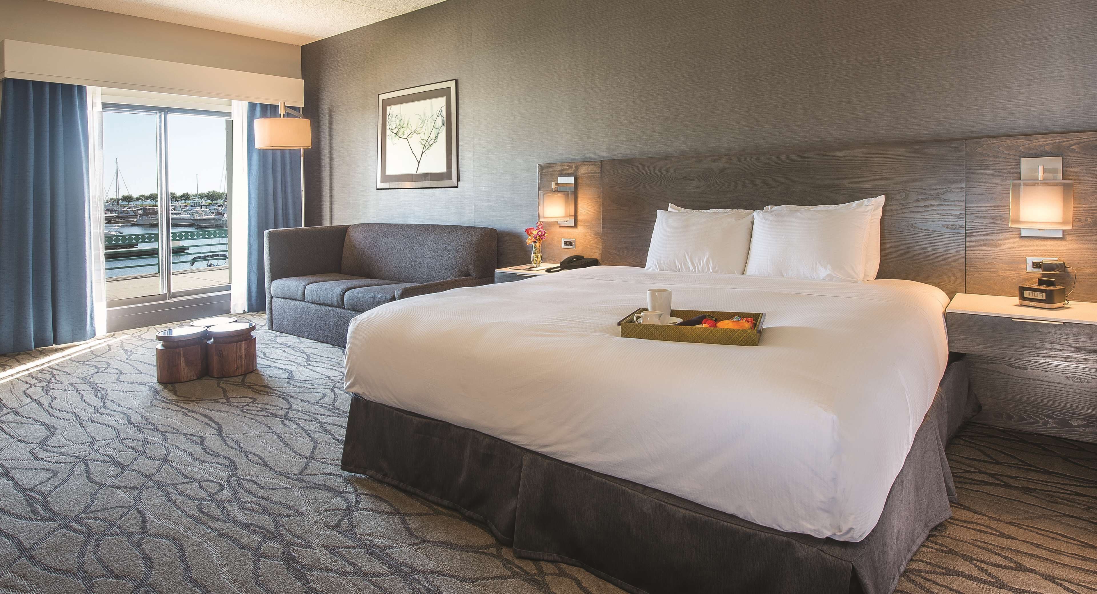 Room, 1 King Bed, Non Smoking, Marina View | In-room safe, desk, iron/ironing board, free cribs/infant beds