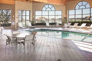 Indoor pool - Doubletree by Hilton Hotel Racine Harbourwalk (Racine)