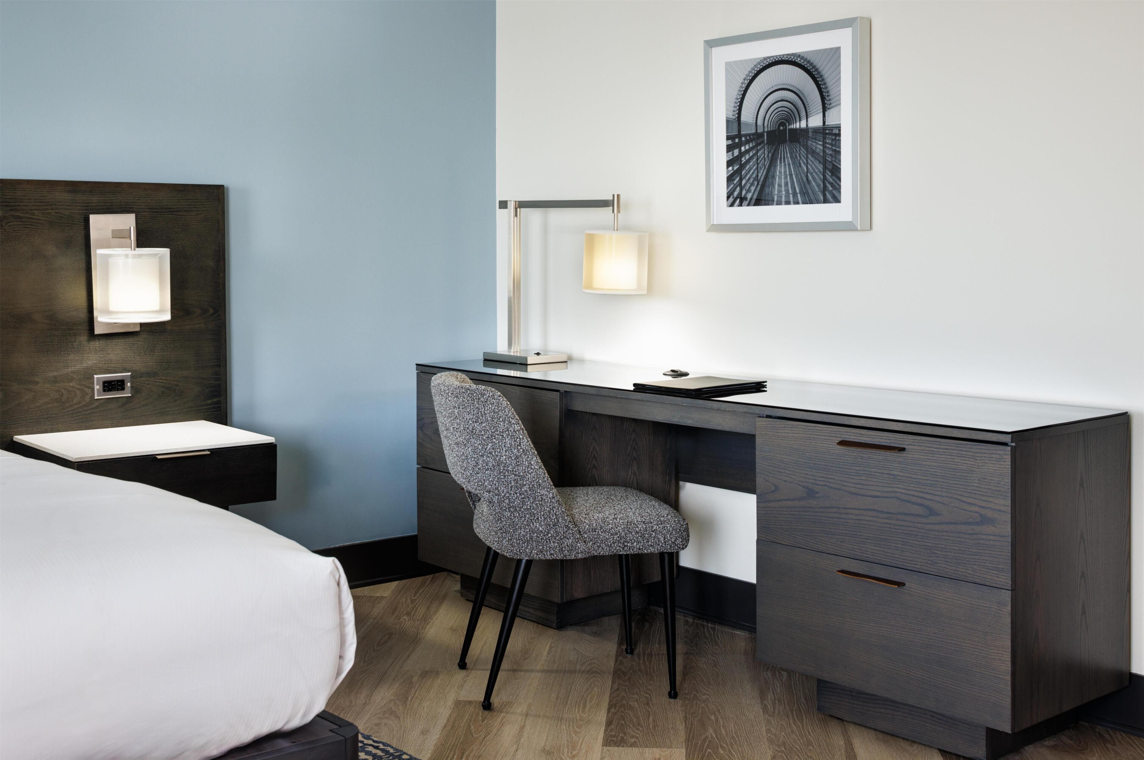 Executive Room, 1 King Bed, Non Smoking, Marina View - With Soaking Tub | In-room safe, desk, iron/ironing board, free cribs/infant beds
