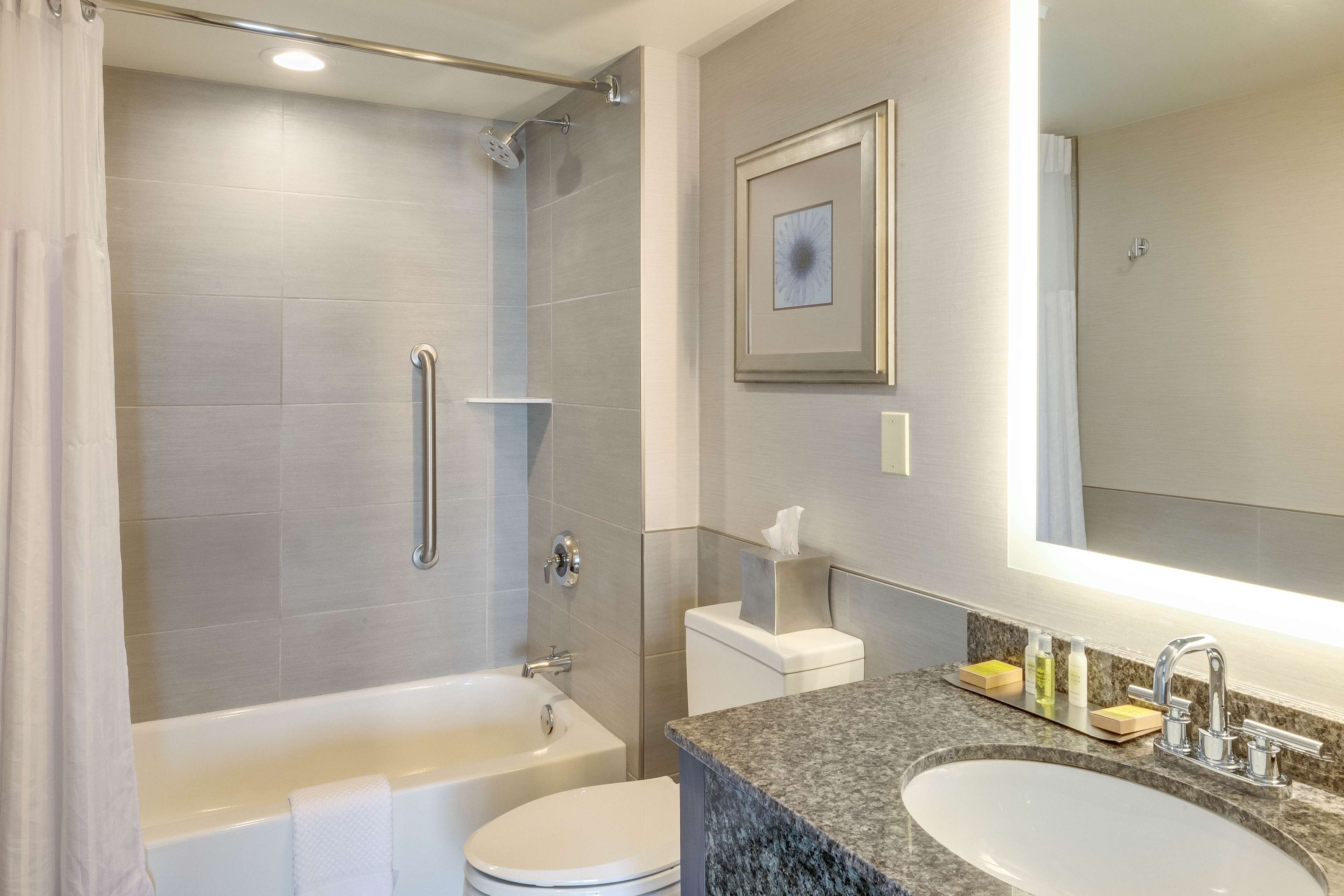junior suite, non smoking, no marina view | bathroom | eco-friendly toiletries, hair dryer, towels