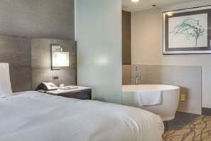 Chambre, 1 très grand lit, non-fumeur, vue sur la marina | Salle de bain | Articles de toilette écologiques, séchoir à cheveux, serviettes fournies