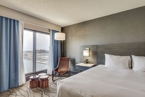 Habitación, 1 cama de matrimonio grande, no fumadores, vistas al puerto deportivo | Caja fuerte, escritorio, tabla de planchar con plancha y cunas gratuitas