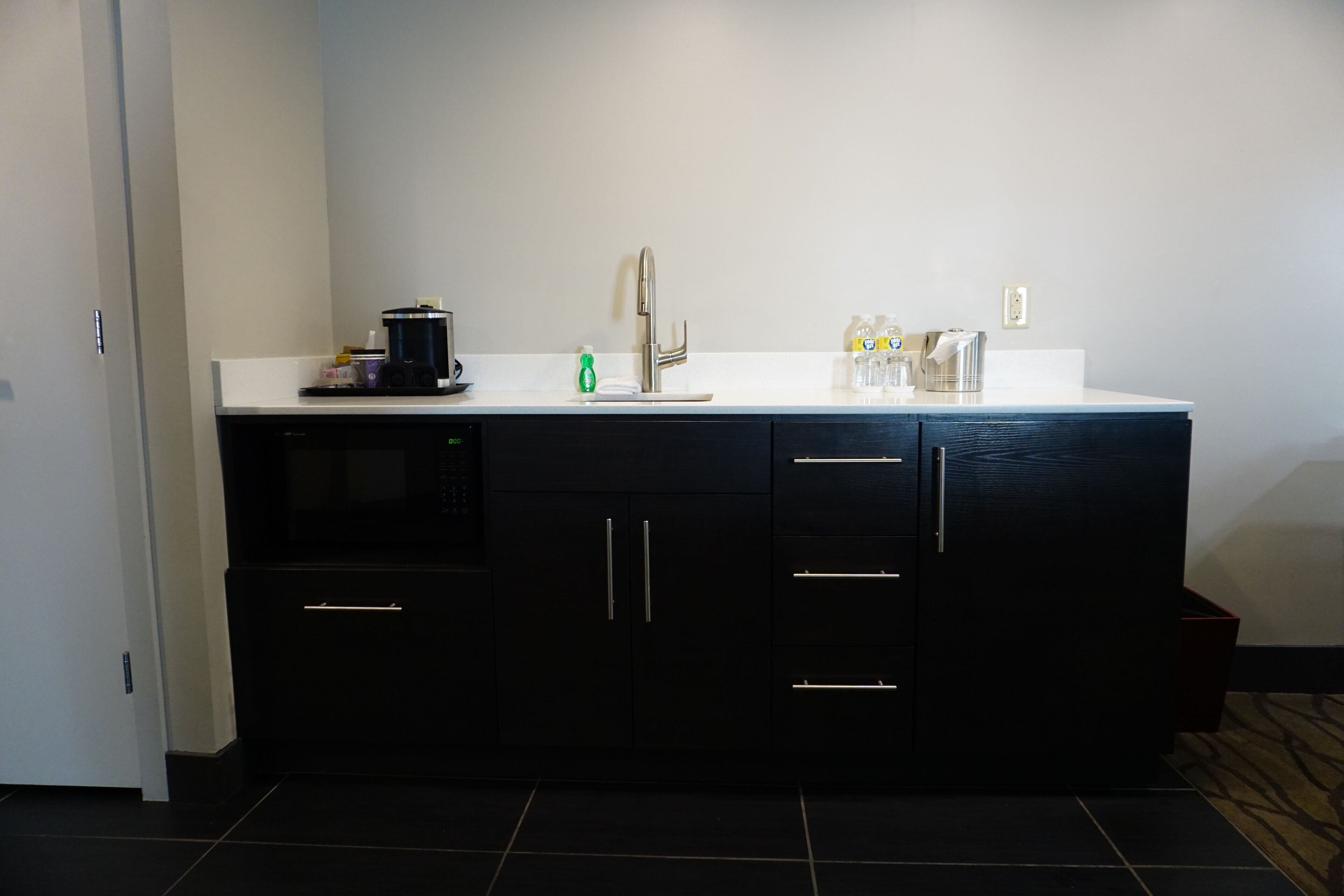 executive room, 1 king bed, non smoking, marina view (w/ bathtub) | in-room safe, desk, iron/ironing board, free cots/infant beds