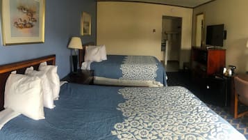 Luxe beddengoed, verduisterende gordijnen, een strijkplank/strijkijzer