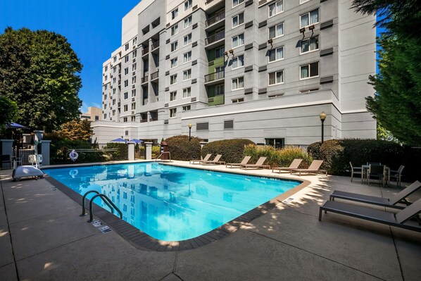 A swimming pool with lounge chairs and a building in the background. - Sonesta Select Atlanta Midtown Georgia Tech (Atlanta)