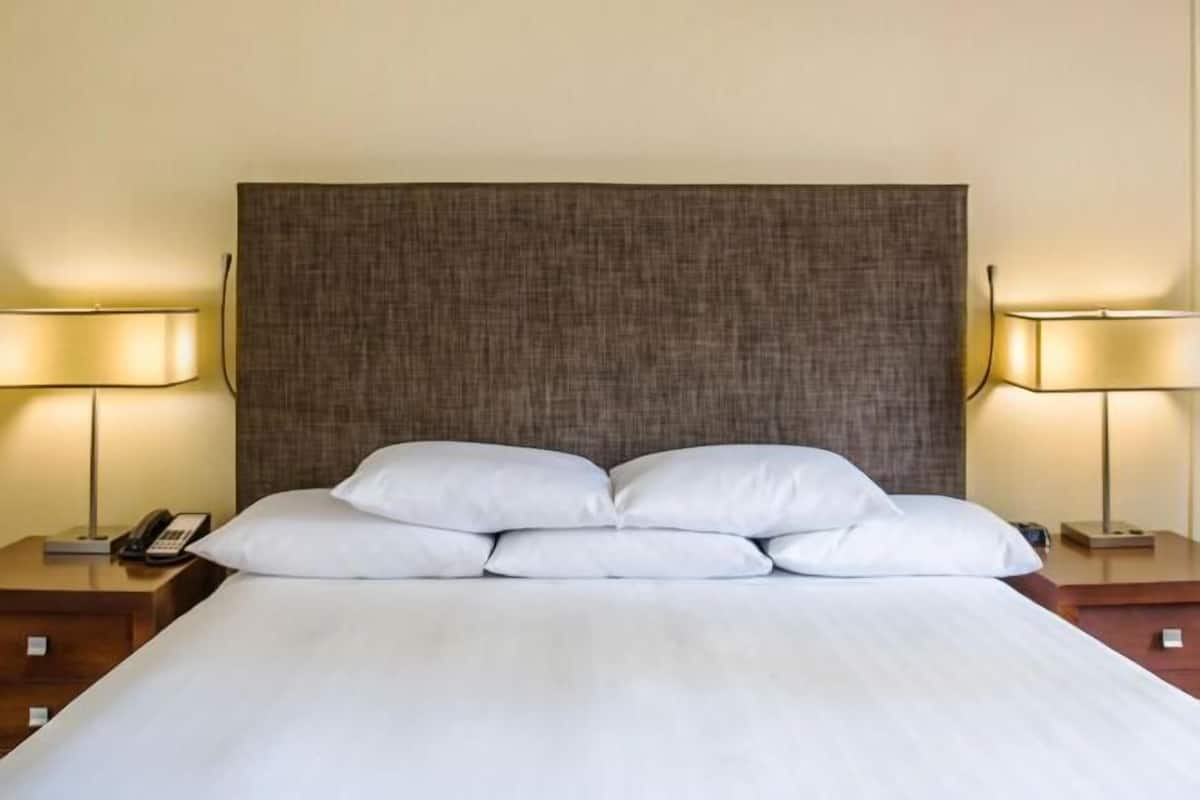 Sengetøy av topp kvalitet, senger med overmadrass og safe på rommet