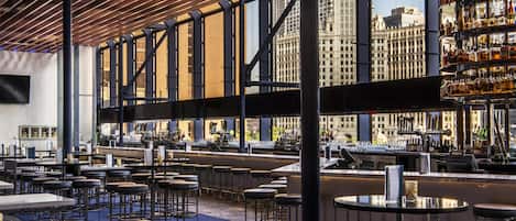 2 bars/lounges