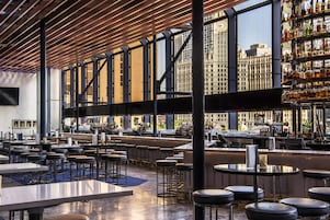 2 bars/lounges