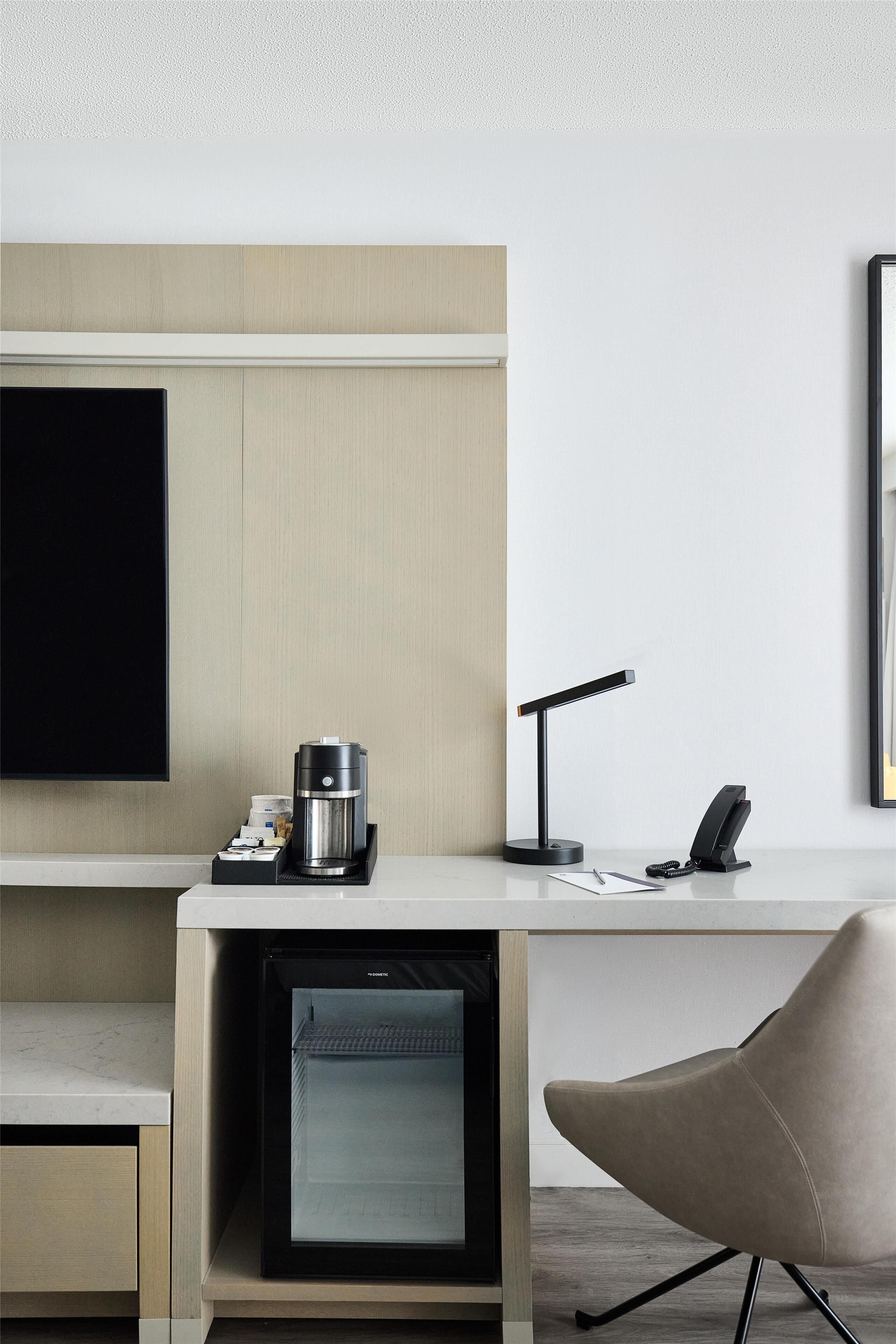 أغطية فراش متميزة وأسرّة بطبقة علوية مريحة وخزنة داخل الغرفة ومكتب