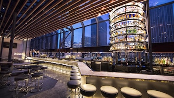 2 bars/lounges