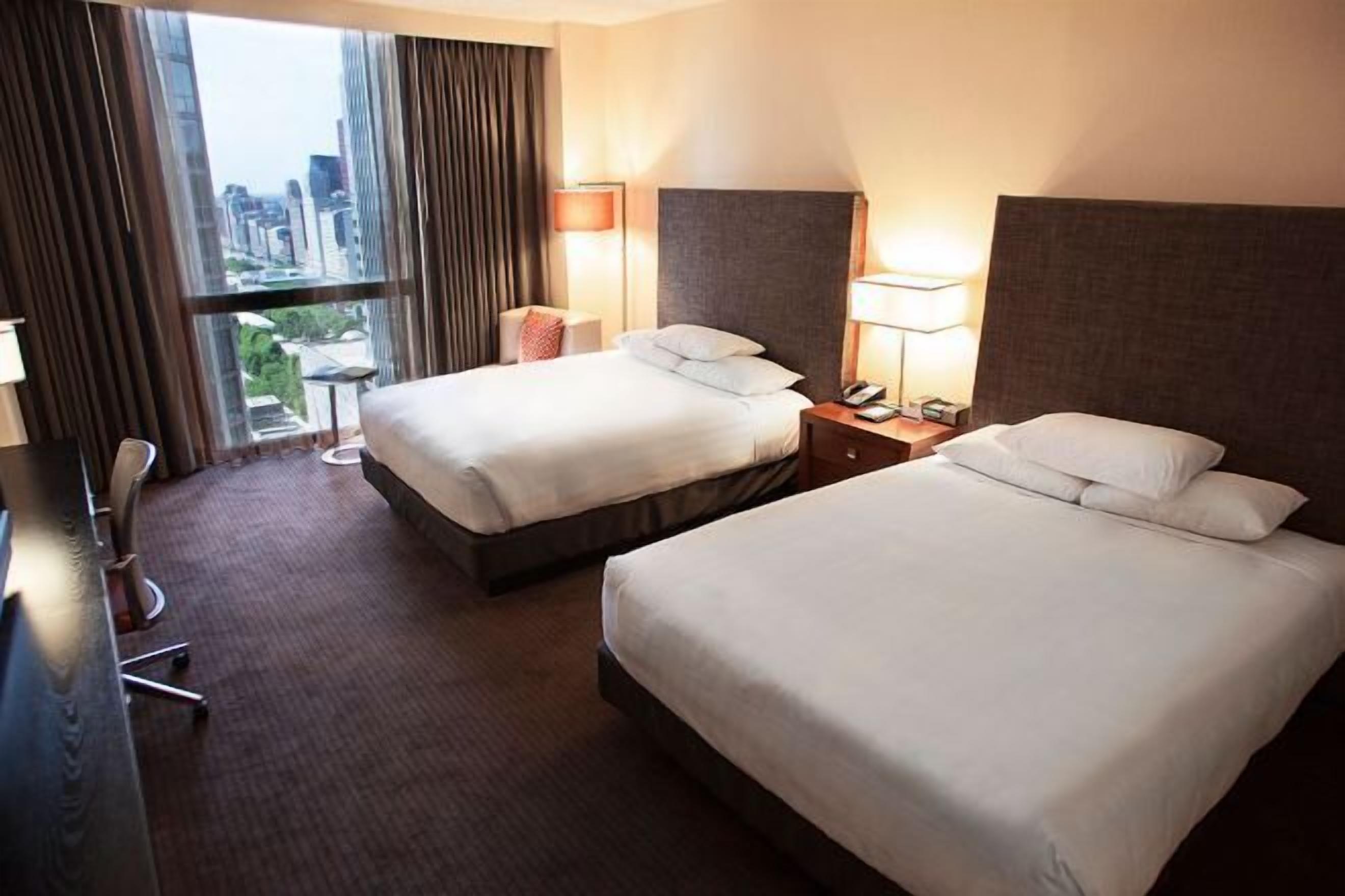 Luxe beddengoed, pillowtop-bedden, een kluis op de kamer, een bureau