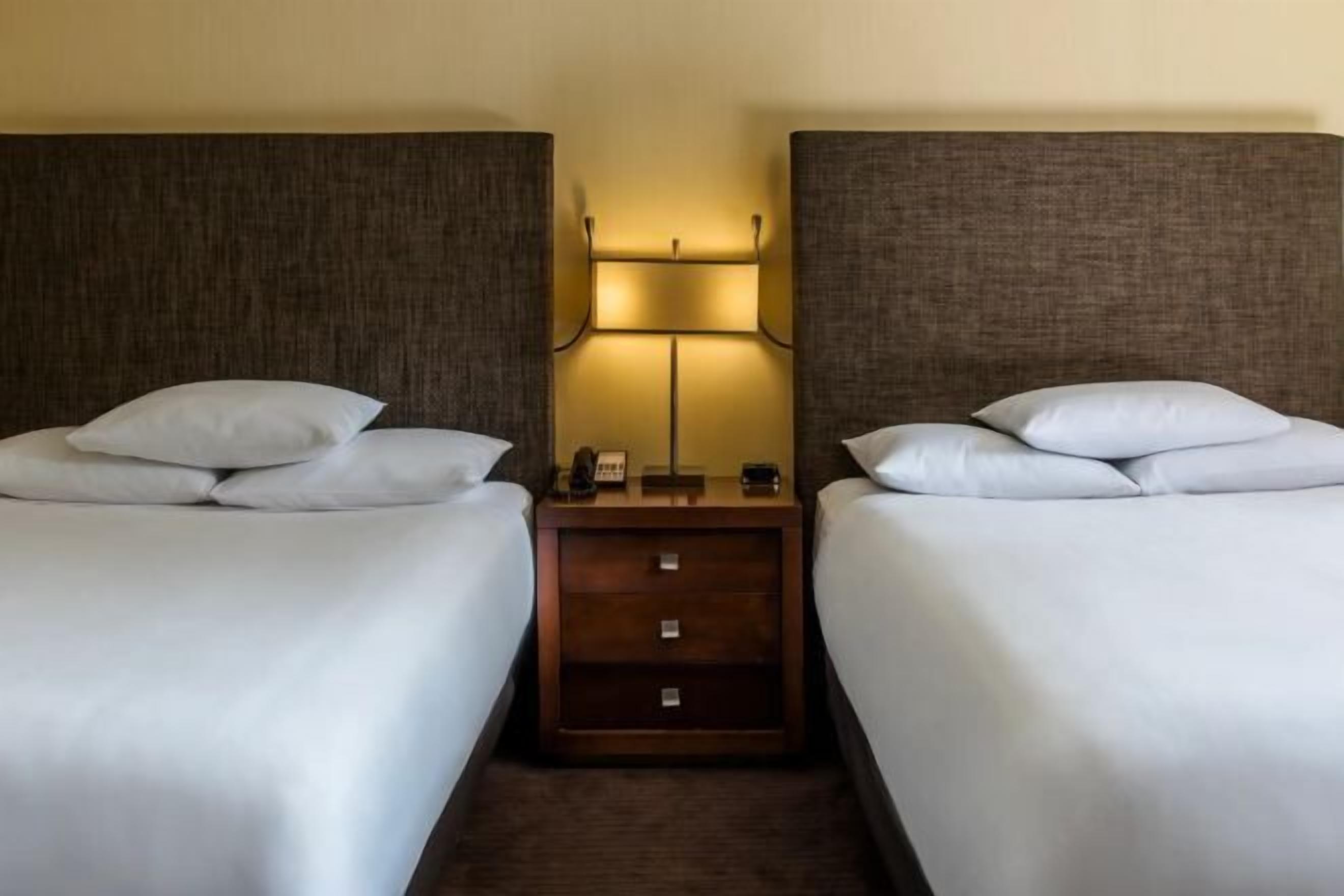 Luxe beddengoed, pillowtop-bedden, een kluis op de kamer, een bureau