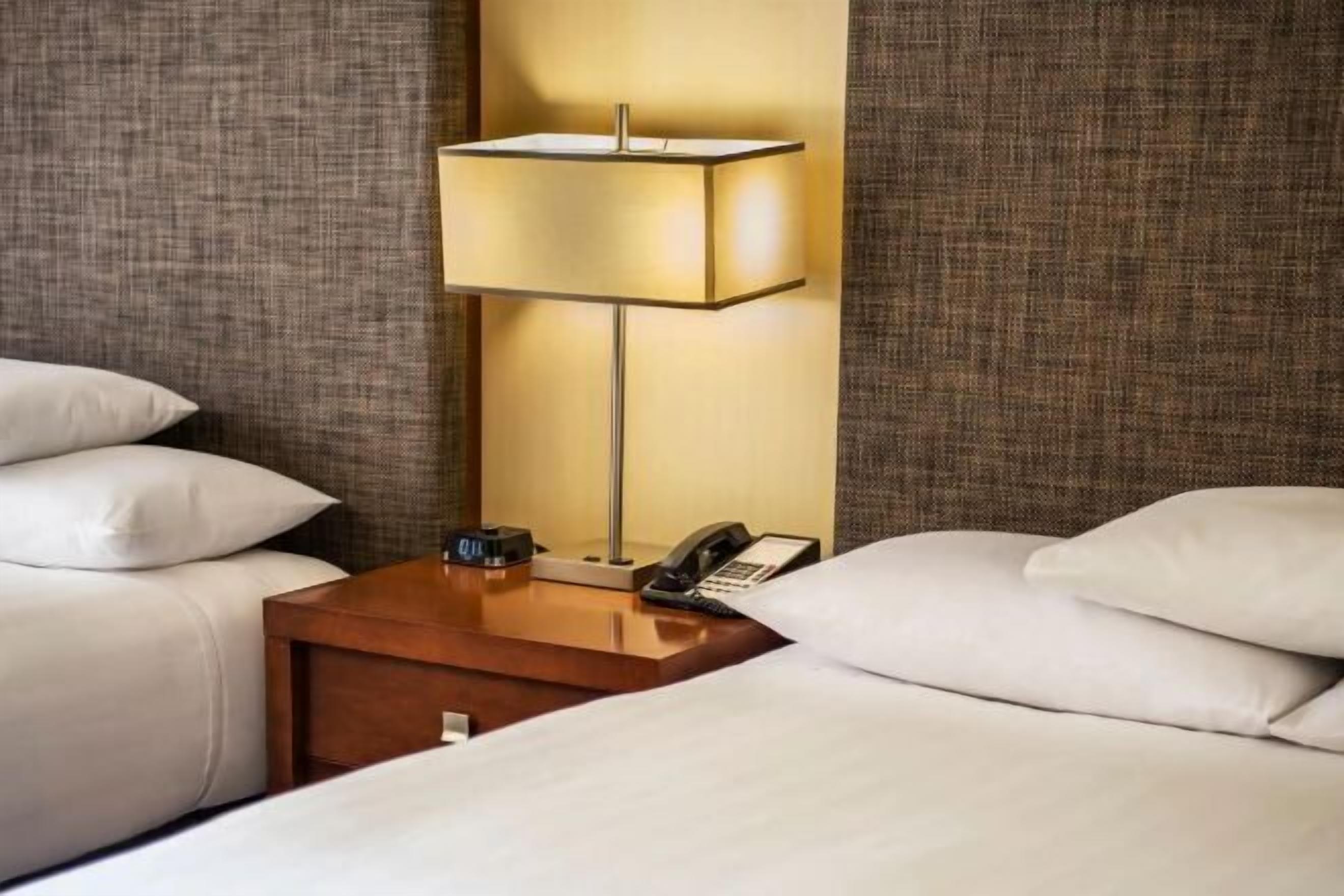 Luxe beddengoed, pillowtop-bedden, een kluis op de kamer, een bureau