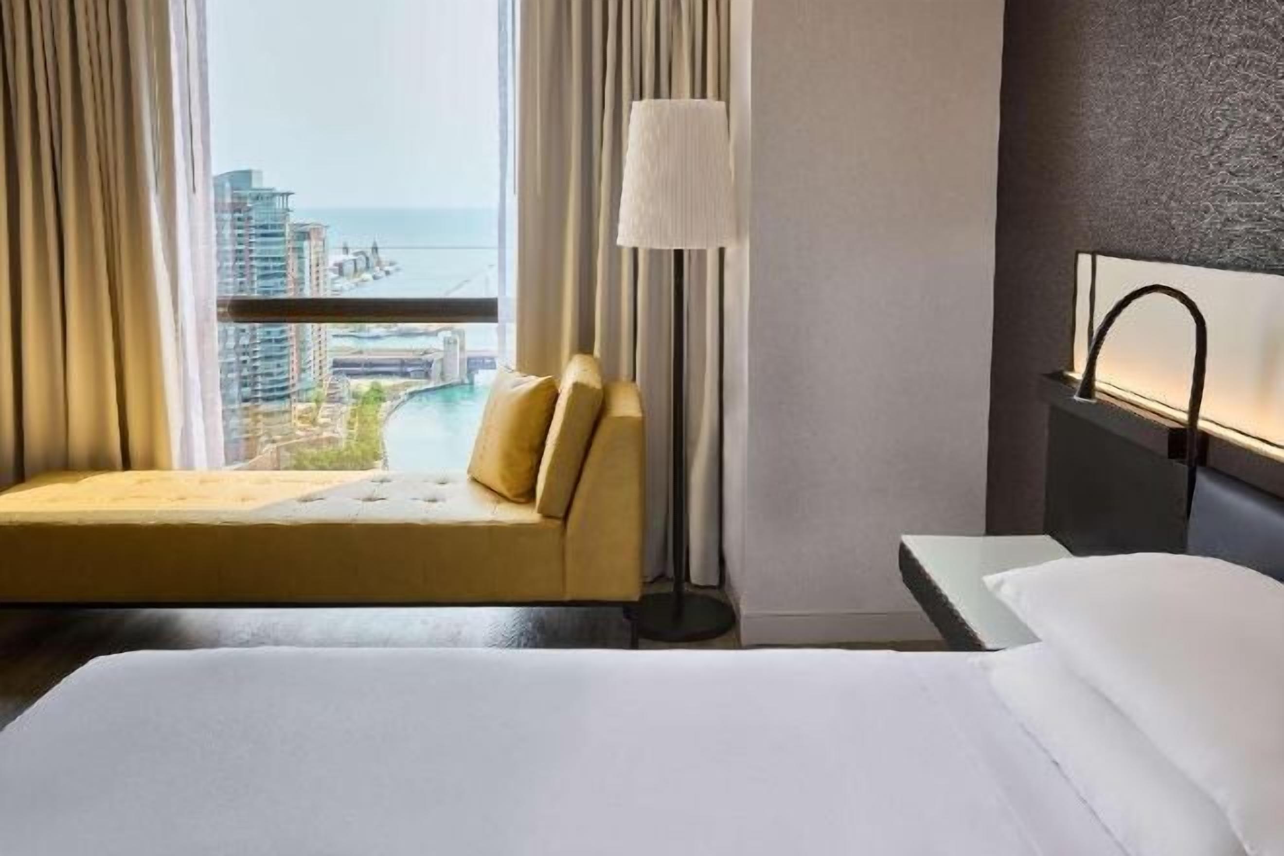 Luxe beddengoed, pillowtop-bedden, een kluis op de kamer, een bureau