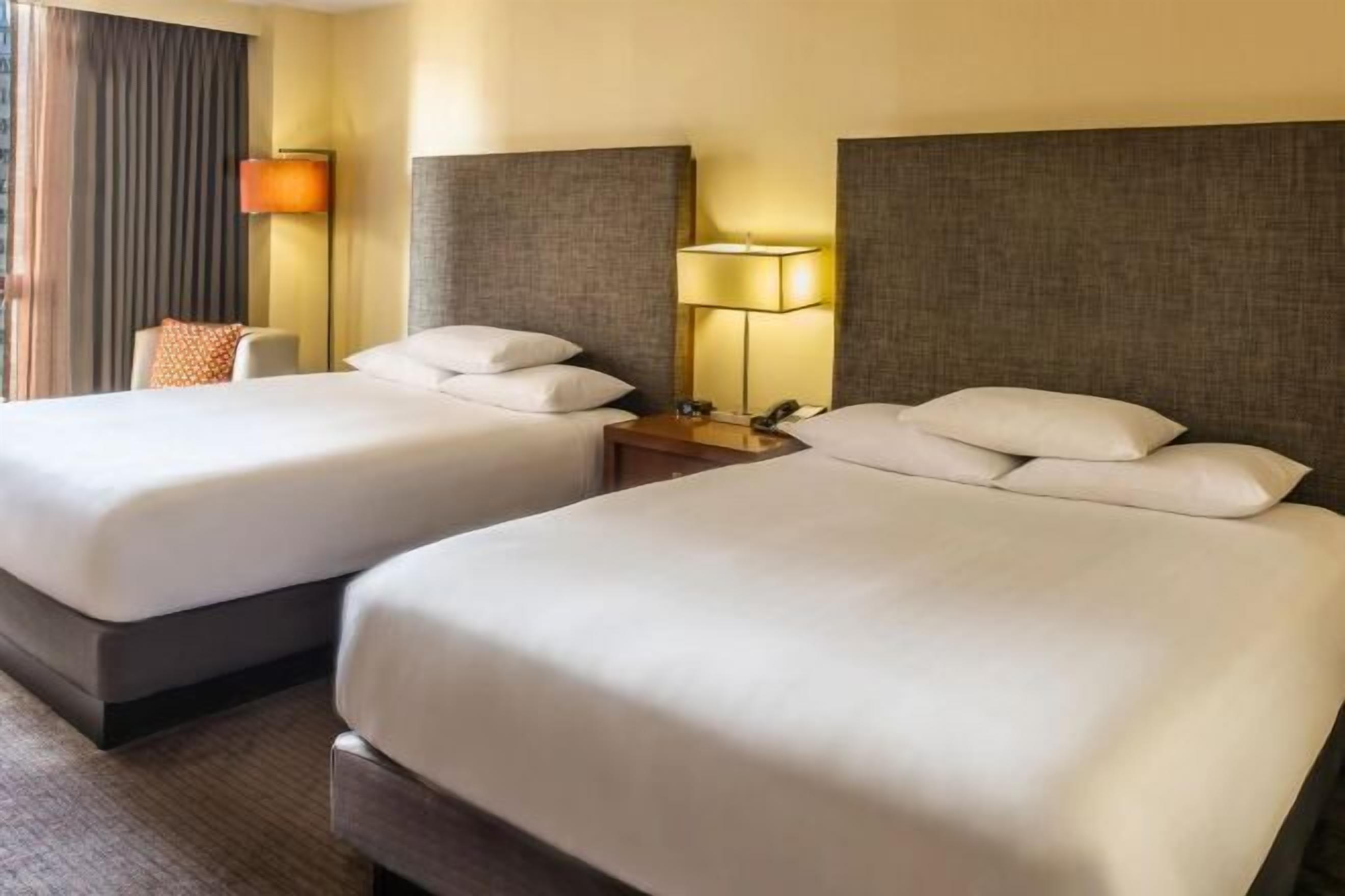 Luxe beddengoed, pillowtop-bedden, een kluis op de kamer, een bureau