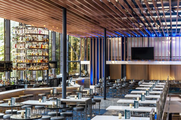 2 bars/lounges