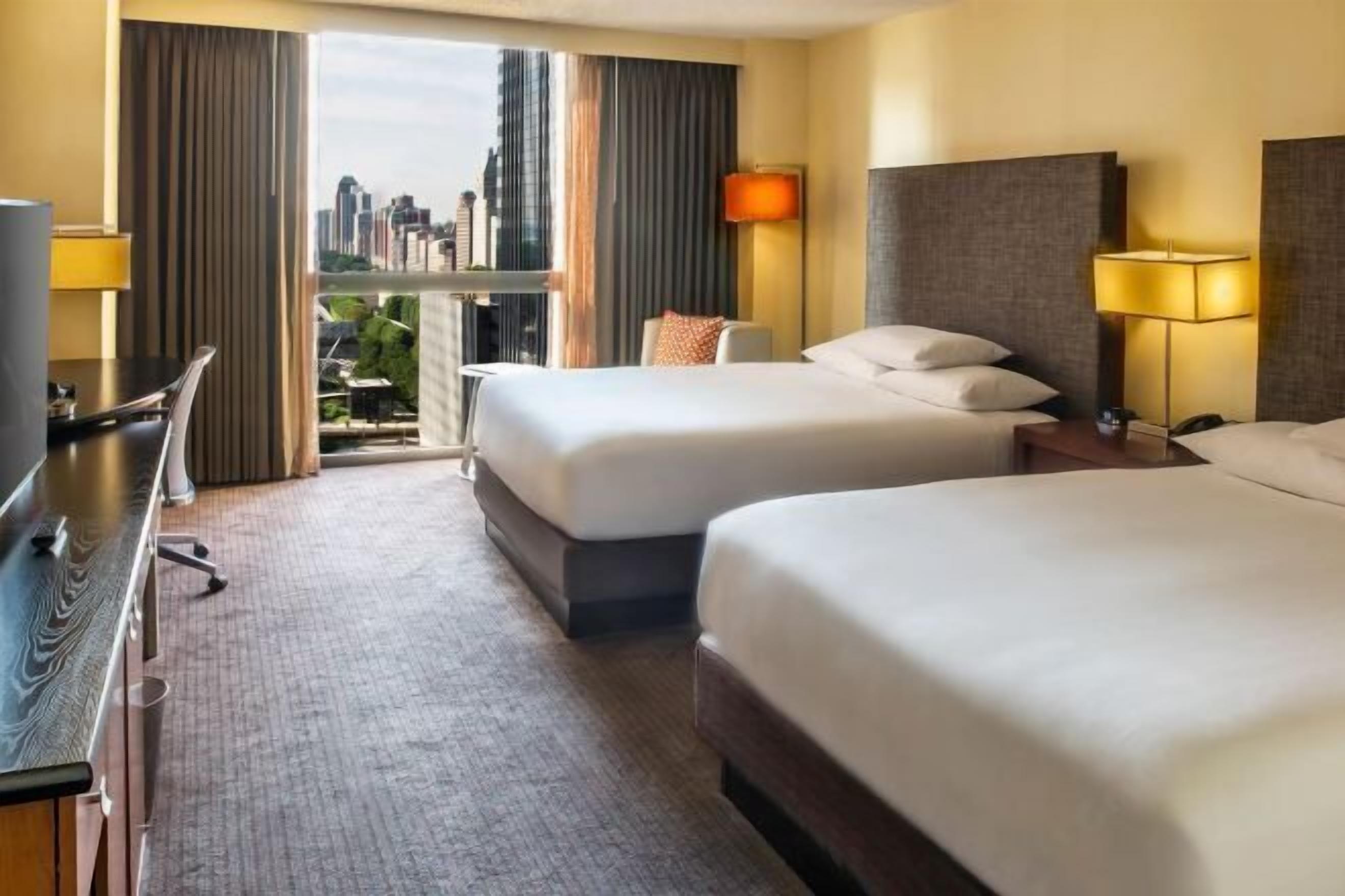 Luxe beddengoed, pillowtop-bedden, een kluis op de kamer, een bureau