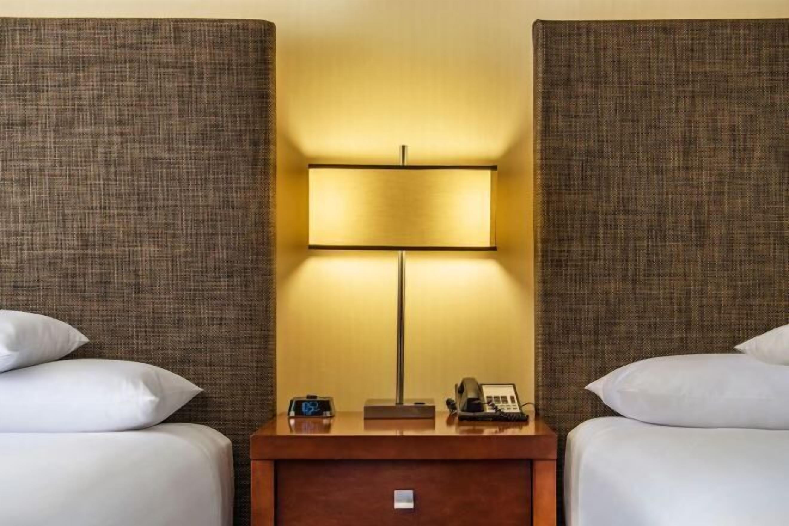 Luxe beddengoed, pillowtop-bedden, een kluis op de kamer, een bureau