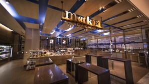 4 ristoranti, aperti a colazione, a pranzo e a cena, cucina americana