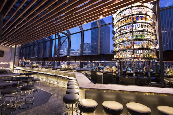 2 bars/lounges